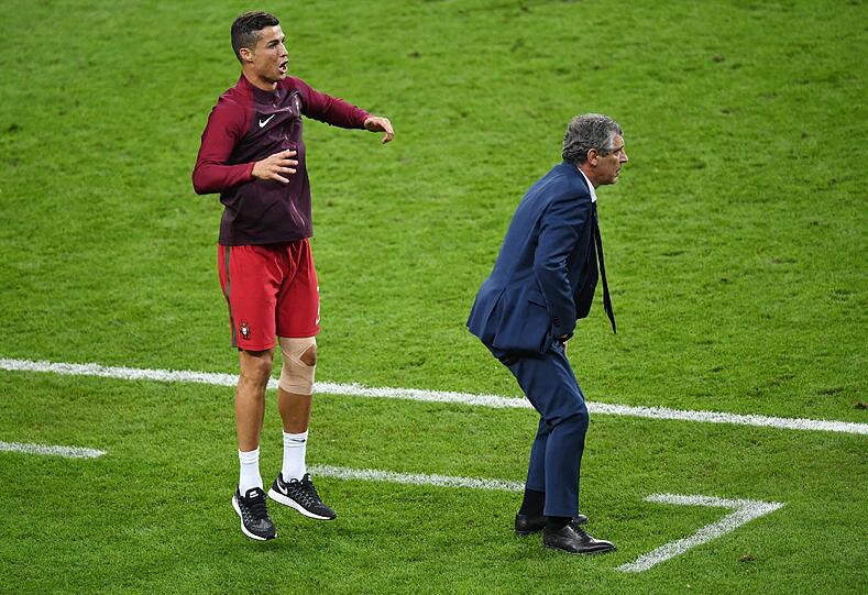 Das Ronaldo-Drama: Auf und Ab des portugiesischen Superstars im EM-Finale gegen Gastgeber Frankreich. Die einmaligen Bilder von Ronaldo, der von der tragischen Figur zum weltbesten Co-Trainer mutierte und dann zum großen Triumphator wurde.