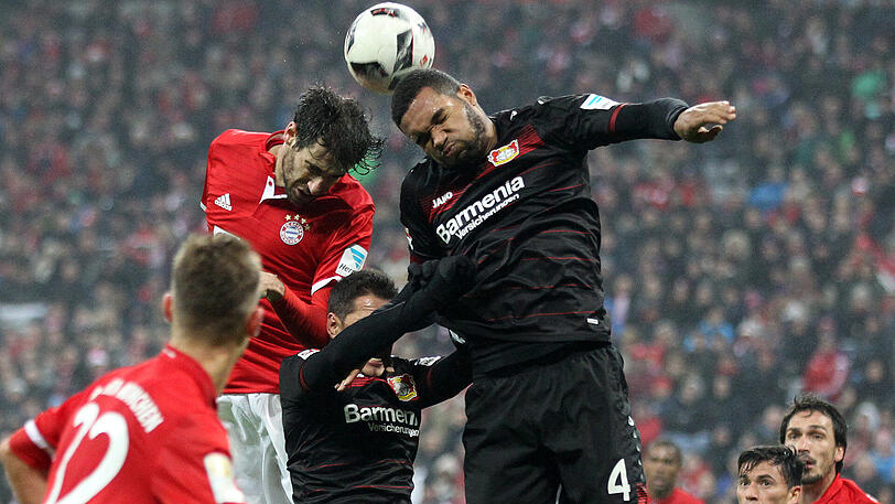 Szene aus dem Hinspiel, das der FC Bayern mit 2:1 gewann: Javi Martinez im Kopfball-Duell mit dem Leverkusener Jonathan Tah (rechts).