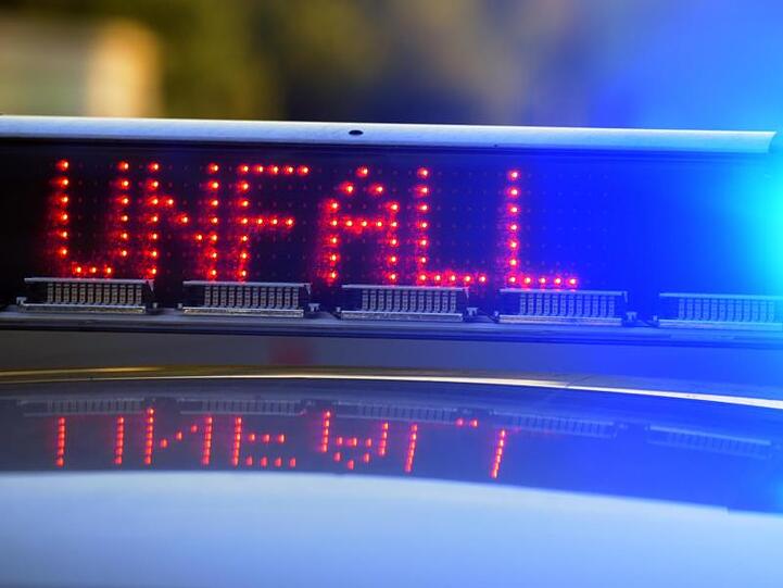Ein Polizeifahrzeug an einer Unfallstelle. Foto: Stefan Puchner/dpa/Symbolbild