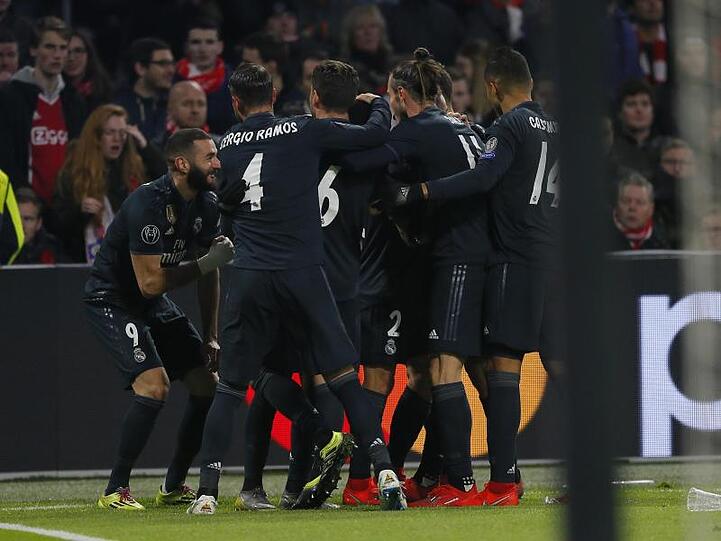 Die Real-Spieler feiern das Tor zum 1:0 in Amsterdam.
