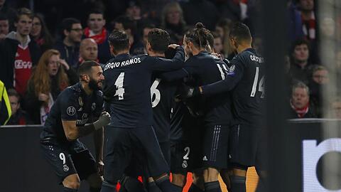 Die Real-Spieler feiern das Tor zum 1:0 in Amsterdam.