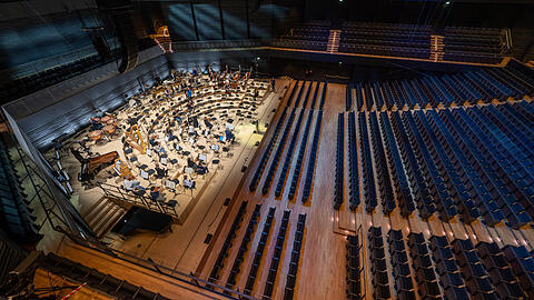 Noch leer sind die Ränge vor der Eröffnung der Isarphilharmonie.Der Bau dient als Interimsspielstätte während der mehrjährigen Sanierung des Kulturzentrums Gasteig.