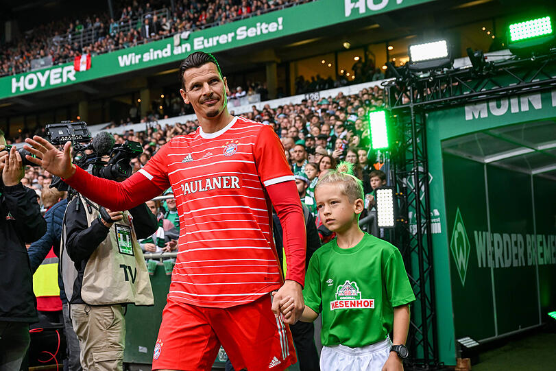 Daniel van Buyten betritt das Spielfeld.
