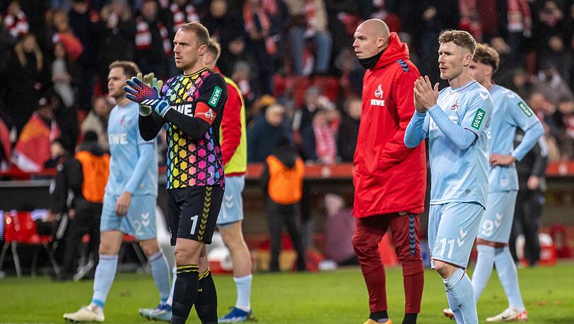 Köln-Torwart Marvin Schwäbe (l) und Teamkollegen bedanken sich nach der Niederlage bei den Fans.