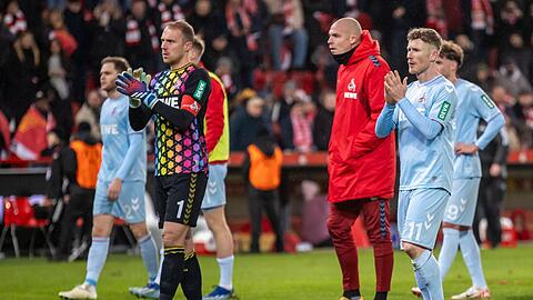 Köln-Torwart Marvin Schwäbe (l) und Teamkollegen bedanken sich nach der Niederlage bei den Fans.