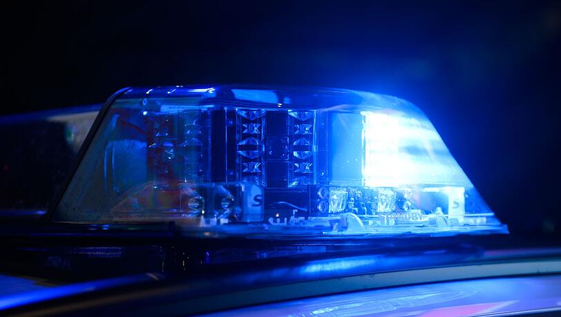 Auf der A96 bei Lindau verunglücken zwei Bundespolizisten mit ihrem Streifenwagen. (Symbolbild)