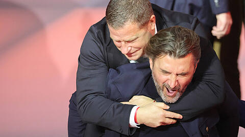 Basketballer-Geschäftsführer Marko Pesic (r.) trägt Sportvorstand Max Eberl von der Bühne bei der Jahreshauptversammlung des FC Bayern.