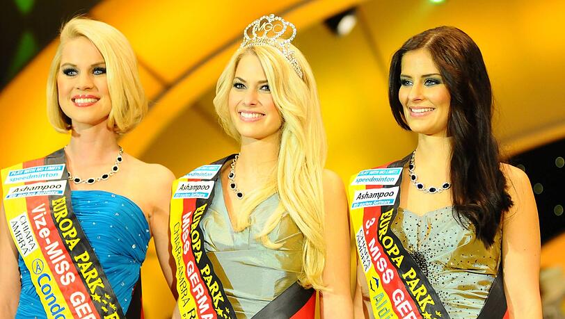 Isi Gl&uuml;ck (Mitte) beim Finale der Miss-Germany-Wahl im Jahr 2012. Die S&auml;ngerin wurde zur Siegerin gek&uuml;rt.