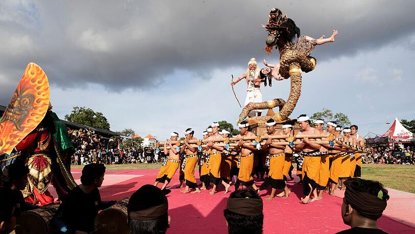 Am Vorabend des Feiertags Nyepi ziehen riesige Dämonenfiguren, sogenannte Ogoh-Ogoh, durch die Straßen. Dann wird es still. (Archivbild) Am Vorabend des Feiertags Nyepi ziehen riesige Dämonenfiguren, sogenannte Ogoh-Ogoh, durch die Straßen. Dann wird es still. (Archivbild)