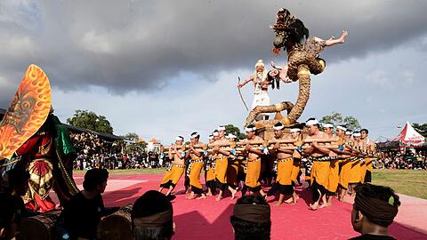 Am Vorabend des Feiertags Nyepi ziehen riesige D&auml;monenfiguren, sogenannte Ogoh-Ogoh, durch die Stra&szlig;en. Dann wird es still. (Archivbild)