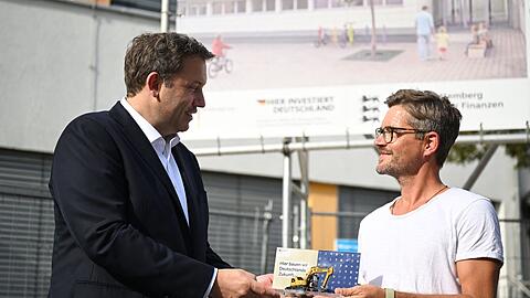 Zigmal hat Klingbeil gesagt: "Die Bagger m&uuml;ssen rollen" - jetzt &uuml;berreicht er Bagger auf Baustellen. (Archivbild)