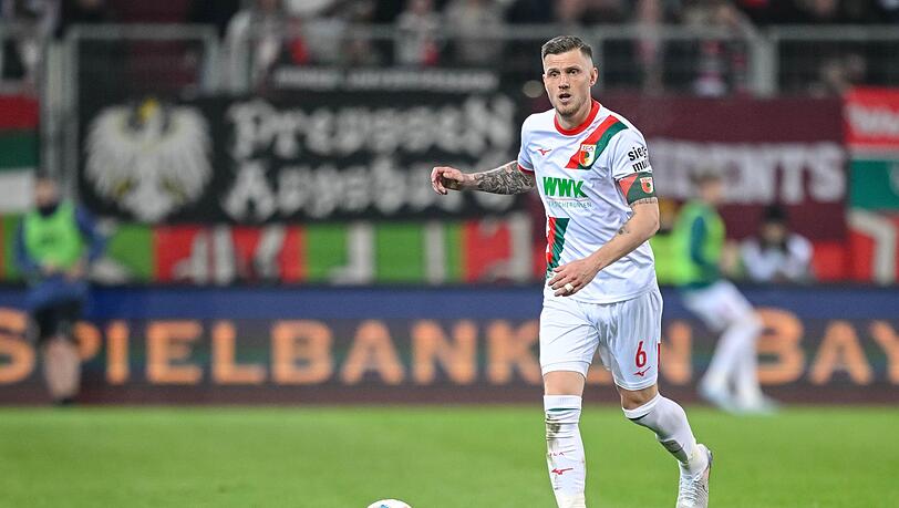 Jeffrey Gouweleeuw spielt schon mehr als zehn Jahre in Augsburg. (Archivbild)