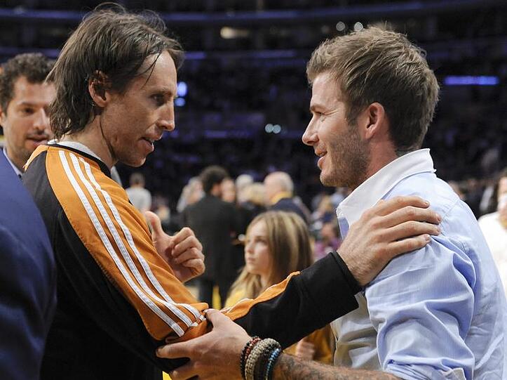 David Beckham schaut sich derzeit in Los Angeles die NBA-Playoffs mit Phoenix Suns-Star Steve Nash (l) an.