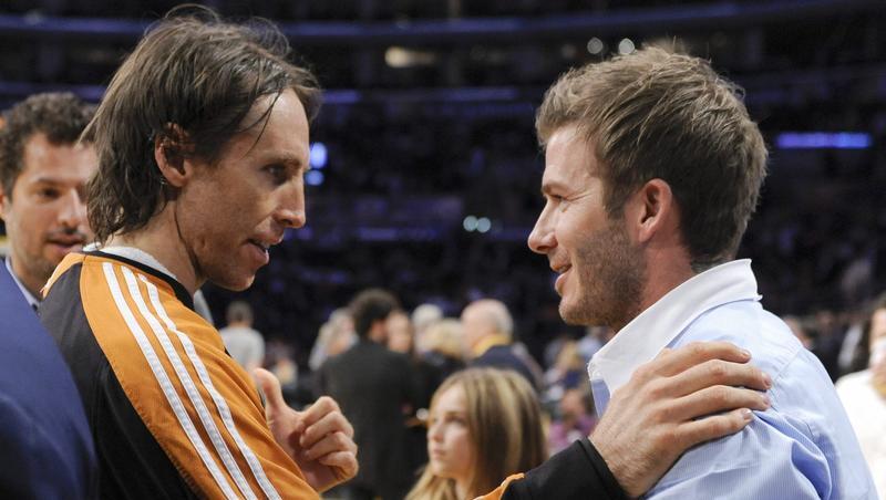 David Beckham schaut sich derzeit in Los Angeles die NBA-Playoffs mit Phoenix Suns-Star Steve Nash (l) an. David Beckham schaut sich derzeit in Los Angeles die NBA-Playoffs mit Phoenix Suns-Star Steve Nash (l) an.