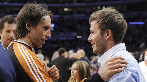 David Beckham schaut sich derzeit in Los Angeles die NBA-Playoffs mit Phoenix Suns-Star Steve Nash (l) an.