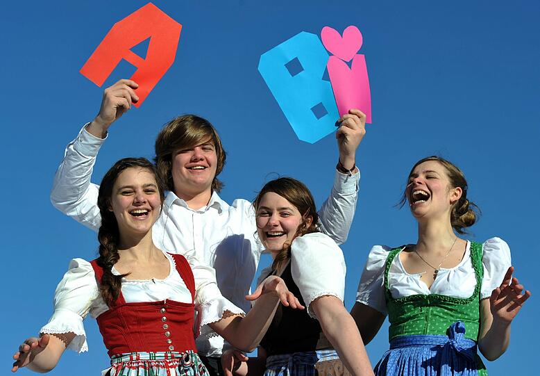 Die Abiturienten Maria (l-r), Johann, Josefa und Angelika Prem lachen am Montag 07.03.2011 in Schliersee (Oberbayern) unter dem Kürzel ABI. Das neunjährige Gymnasium in Bayern ist Geschichte.