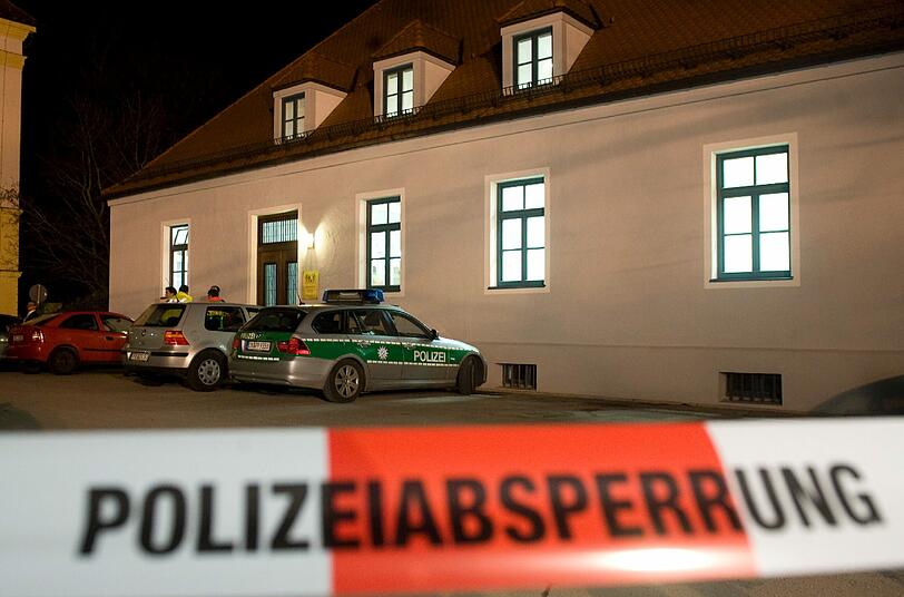 Polizeifahrzeuge stehen am Mittwoch (11.01.2012) vor dem Amtsgericht in Dachau (Oberbayern). Ein Mann hat am Mittwoch während eines Prozesses am Dachauer Amtsgericht einen Staatsanwalt erschossen.