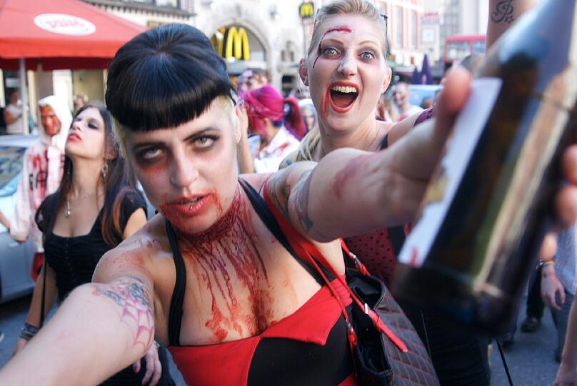 Die neue Staffel von "The Walking Dead" startet demnächst wieder bei FOX. Fans dieser Thriller- Reihe aus aller Welt feiern das auf sehr spekakuläre Art und Weise: Mit einem Zombiewalk. Übel zugerichtet und mit Kunstblut übersät erschrecken gut 700 Fans die Münchner am Karlsplatz Stachus. Die schrägsten Bilder.