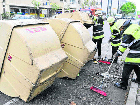 Umgestürzte Container für Kleider, Altpapier oder Glas gehören zu den Klassikern. Ob die Feuerwehrmänner mitlachen können?