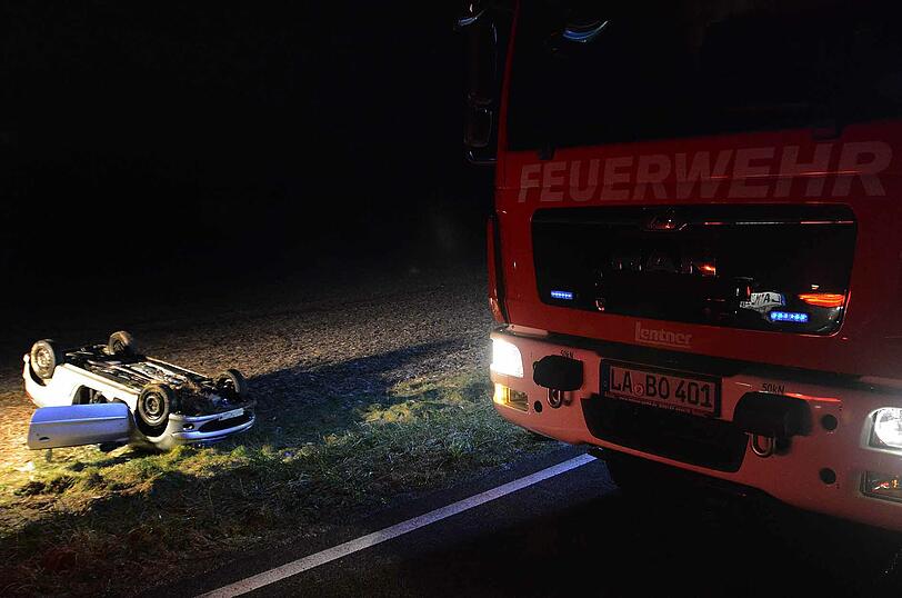 Glatteisunfall auf der B299 - die Bilder vom Rettungseinsatz.