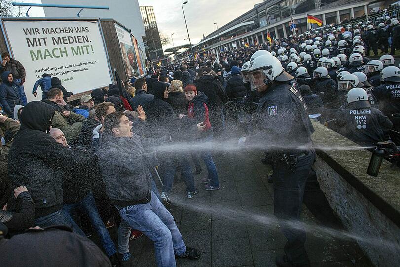In Köln gingen am Samstag rechte und linke Grupperungen auf die Straße - es wurde hitzig.