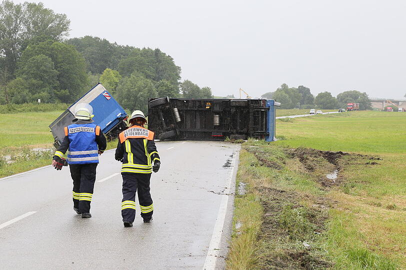 Ein Lkw kommt ins Schleudern und landet im Straßengraben. Die Bilder vom Unfallort.