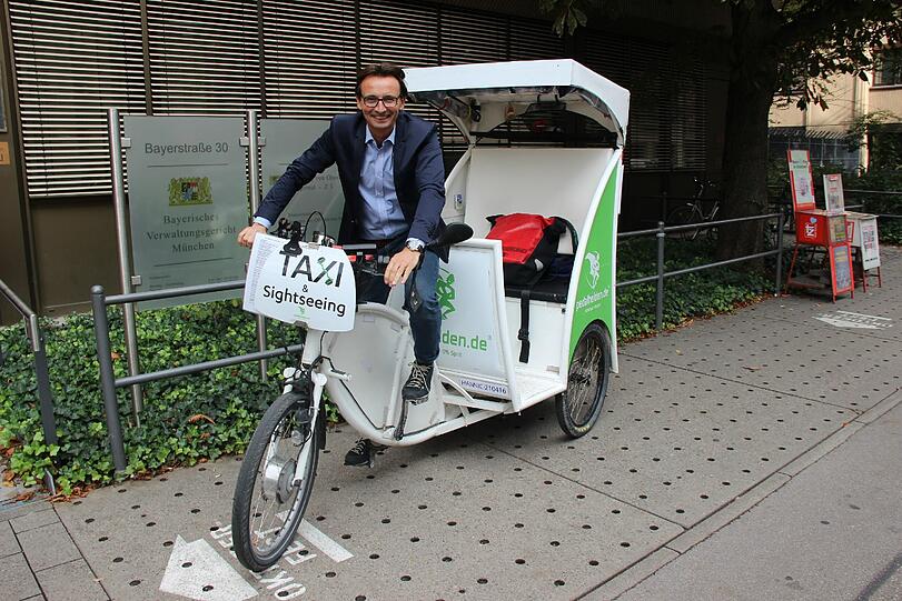 Vor dem Verwaltungsgericht: Pedalheld Dominic Staat mit Rikscha.