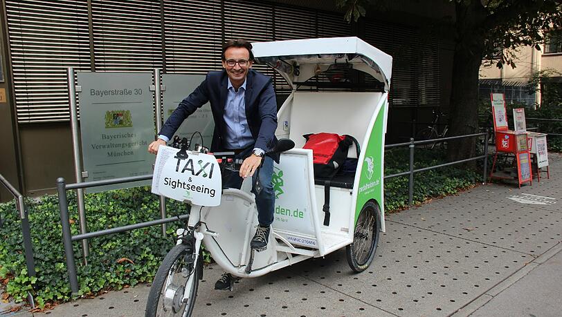 Vor dem Verwaltungsgericht: Pedalheld Dominic Staat mit Rikscha. Vor dem Verwaltungsgericht: Pedalheld Dominic Staat mit Rikscha.