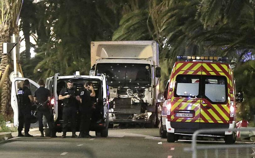 Erneut ist Frankreich von einem terroristischen Anschlag getroffen worden: Während einer Feierlichkeit in Nizza fährt ein Terrorist mit einem Lkw in eine Menschenmenge. Polizisten versuchen den Fahrer mit Schüssen durch die Windschutzscheibe zu stoppen. Am Ende sind 70 Menschen tot und Hunderte verletzt.
