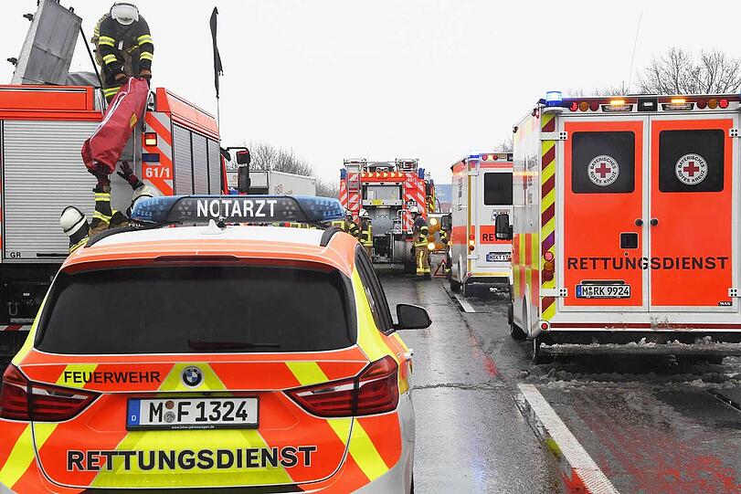 Der Gefahrgut-Unfall sorgte für einen langen Stau auf der A99. Die Bilder.