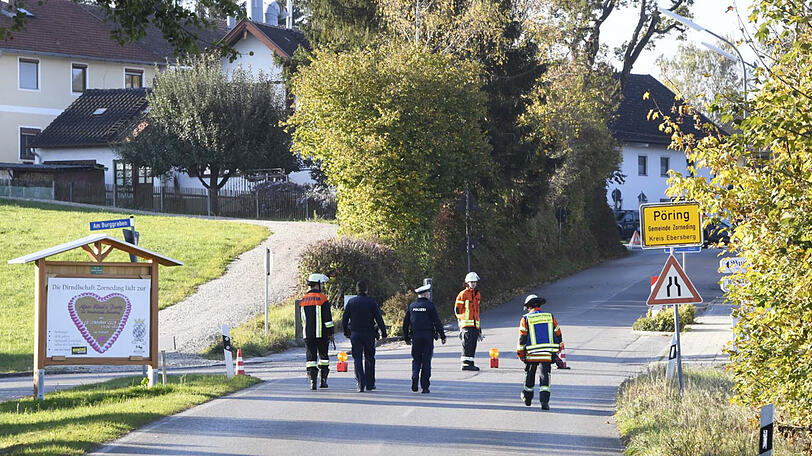 Der BMW kam von der Straße ab, prallte gegen einen Baum und landete schließlich auf einer Wiese. Die Einsatzkräfte konnten nur noch den Tod des Fahrers feststellen.