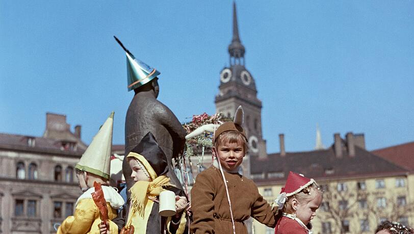 1955 beim Fasching am Weiß-Ferdl-Brunnen, auf dem die Zwergerl hier postiert worden sind. Die Verkleidung als Haserl, Münchner Kindl und Rotkäppchen scheinen gerade im Trend zu liegen.