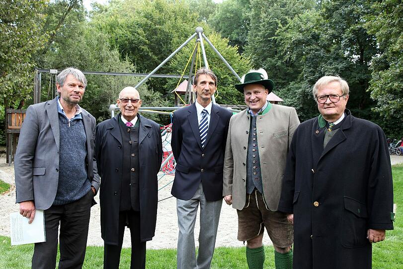 Foto v. l.: Stadtrat Herbert Danner, Konsul Eckart, Dr. Ulrich Schneider, Christian Schottenhamel, Günter Kreuzer.