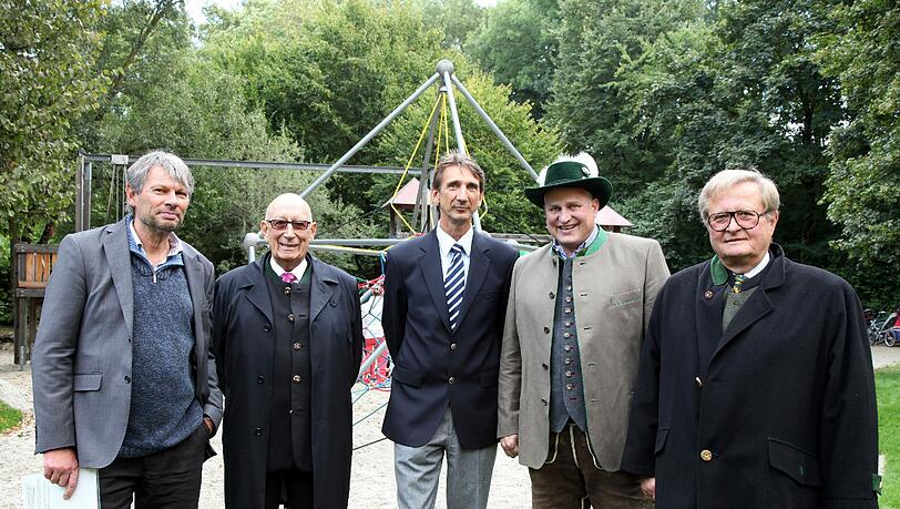Foto v. l.: Stadtrat Herbert Danner, Konsul Eckart, Dr. Ulrich Schneider, Christian Schottenhamel, Günter Kreuzer. Foto v. l.: Stadtrat Herbert Danner, Konsul Eckart, Dr. Ulrich Schneider, Christian Schottenhamel, Günter Kreuzer.