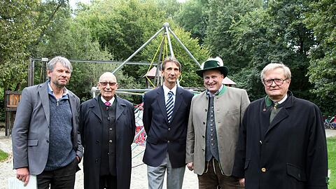 Foto v. l.: Stadtrat Herbert Danner, Konsul Eckart, Dr. Ulrich Schneider, Christian Schottenhamel, Günter Kreuzer.