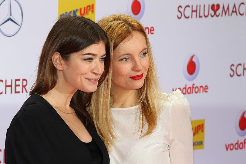 Anna Bederke mit Nadja Uhl bei der Premier von "Der Schlussmacher" in Berlin.