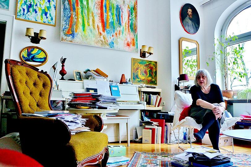 Die Komponistin Gloria Coates in ihrer Wohnung.
