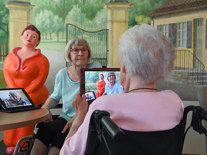 Gisela Bossecker (r, 95) fotografiert Rosemarie Fischer (81) im Seniorenheim Käthe-Richter-Haus mit ihrem Tablet. Foto: Uwe Zucchi/Archiv