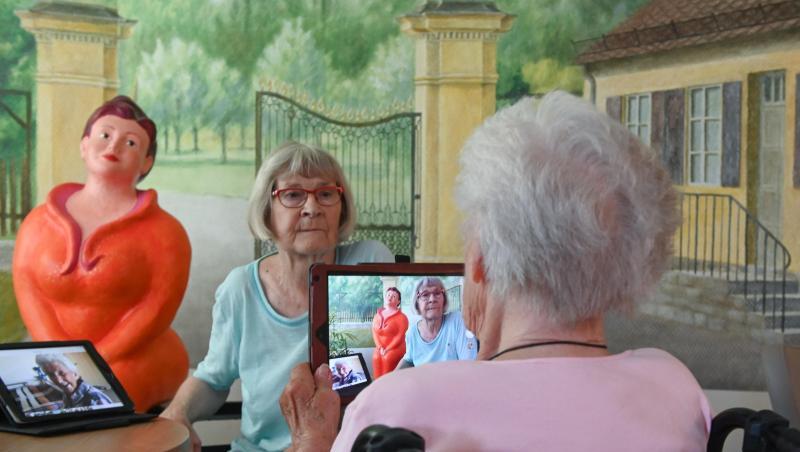 Gisela Bossecker (r, 95) fotografiert Rosemarie Fischer (81) im Seniorenheim Käthe-Richter-Haus mit ihrem Tablet. Foto: Uwe Zucchi/Archiv Gisela Bossecker (r, 95) fotografiert Rosemarie Fischer (81) im Seniorenheim Käthe-Richter-Haus mit ihrem Tablet. Foto: Uwe Zucchi/Archiv