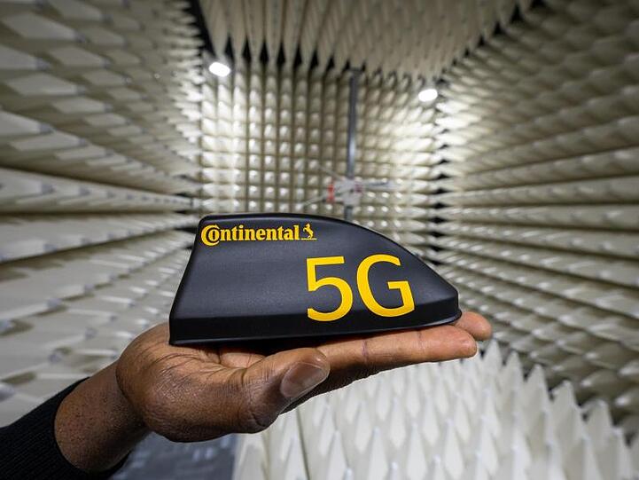 In einem Messraum wird die Funktion eines intelligenten Antennenmoduls mit 5G Transceiver überprüft.