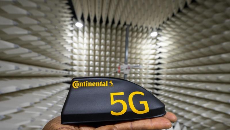 In einem Messraum wird die Funktion eines intelligenten Antennenmoduls mit 5G Transceiver überprüft.