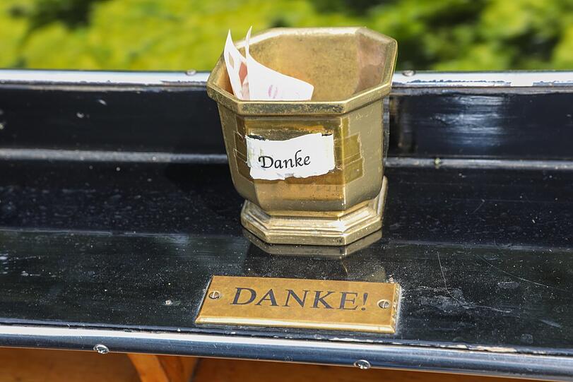Trinkgeldschale auf der Gondel, man darf gerne was hineinwerfen.