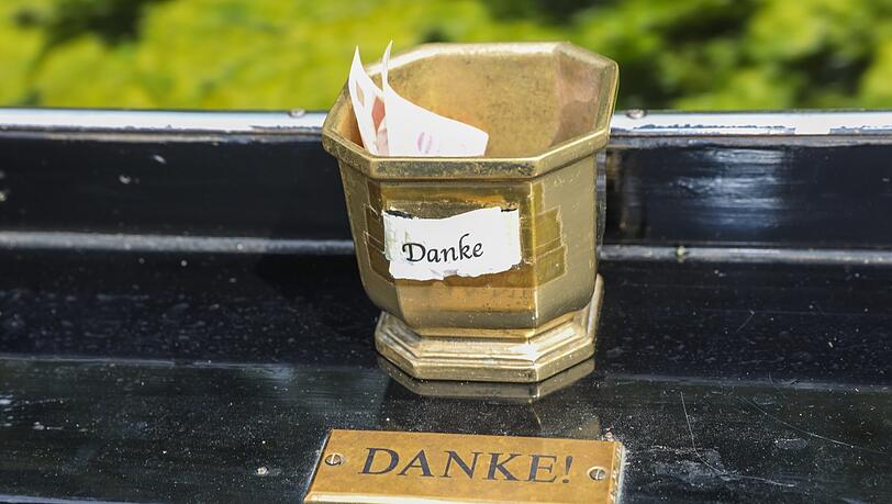 Trinkgeldschale auf der Gondel, man darf gerne was hineinwerfen.