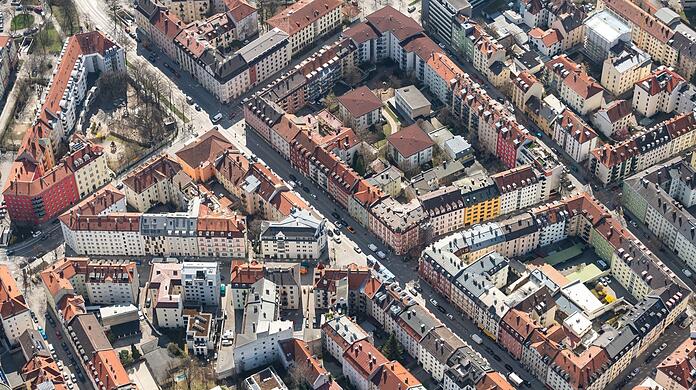 Die Grundsteuer, die auf Grundstücke wie diese in Münchenfällig wird, soll sich ab 2025 nach deren Größe richten, nicht nach ihrem Wert.
