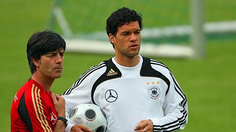 Finden sie wieder zusammen? - Michael Ballack (r.) und Jogi Löw.