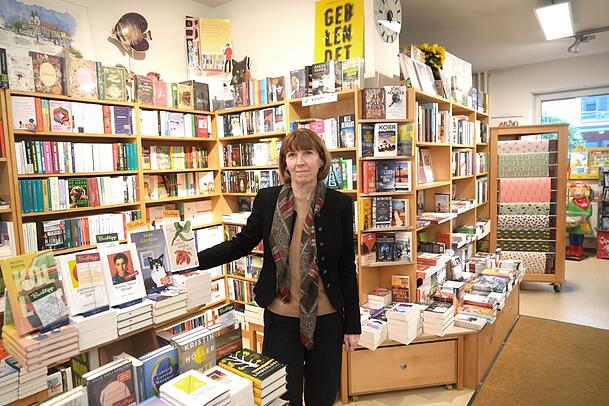 Buchhändlerin Ute Böhnke (67) beklagt, dass viel weniger Bücherfreunde zum Stöbern in den Laden direkt am Romanplatz kommen Buchhändlerin Ute Böhnke (67) beklagt, dass viel weniger Bücherfreunde zum Stöbern in den Laden direkt am Romanplatz kommen