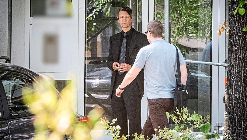 Treffen hinter verschlossenen Türen: Der AfD-Kreisvorsitzende Erik Neumayr (hinten) steht vor den Räumlichkeiten seiner Partei in Nürnberg. Der Abgeordnete Daniel Halemba kommt gerade an. Treffen hinter verschlossenen Türen: Der AfD-Kreisvorsitzende Erik Neumayr (hinten) steht vor den Räumlichkeiten seiner Partei in Nürnberg. Der Abgeordnete Daniel Halemba kommt gerade an.