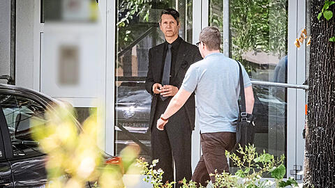 Treffen hinter verschlossenen Türen: Der AfD-Kreisvorsitzende Erik Neumayr (hinten) steht vor den Räumlichkeiten seiner Partei in Nürnberg. Der Abgeordnete Daniel Halemba kommt gerade an.