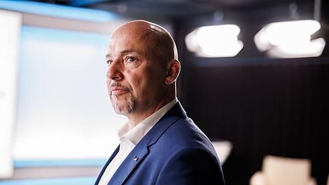 Kanzler Merz habe die CSU nicht über seine Entscheidung informiert, kritisierte Landesgruppenchef Alexander Hoffmann. (Archivbild)