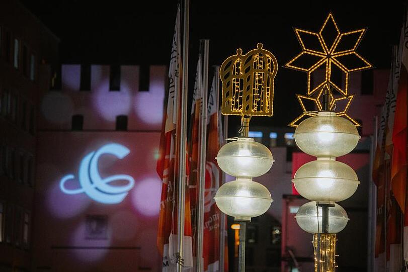 München leuchtet – mal ganz anders. Auf den Straßenlaternen strahlen neben Sternen auch die Türme der Frauenkirche. München leuchtet – mal ganz anders. Auf den Straßenlaternen strahlen neben Sternen auch die Türme der Frauenkirche.